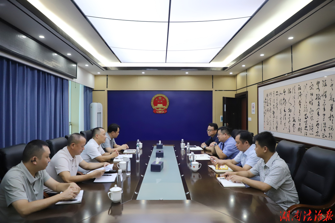 麻阳县委政法委书记一行到县检察院调研指导工作