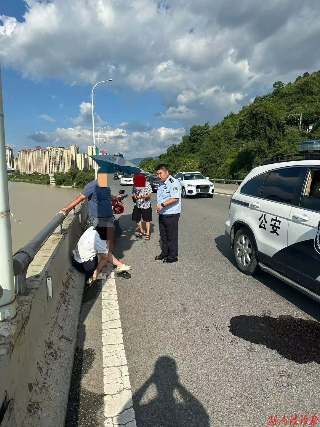 执勤途中遇事故，紧急施救显担当