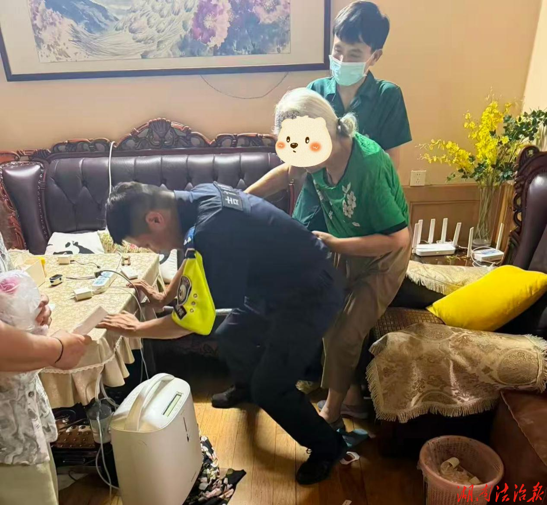 老人突发心衰被困七楼 吉首公安火速驰援抢出生命通道