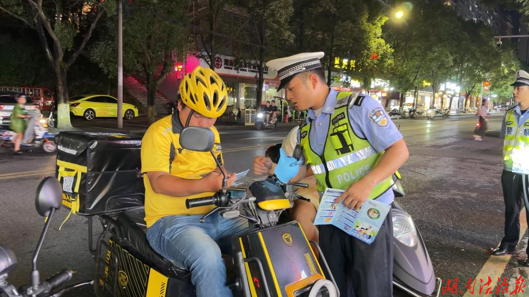泸溪交警多点发力开展交通安全宣传 织密辖区安全防护网