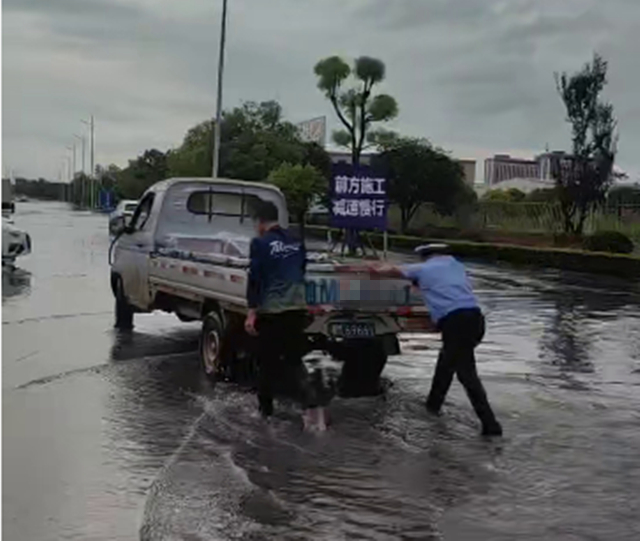 道县：车辆涉水抛锚  交警推车解困