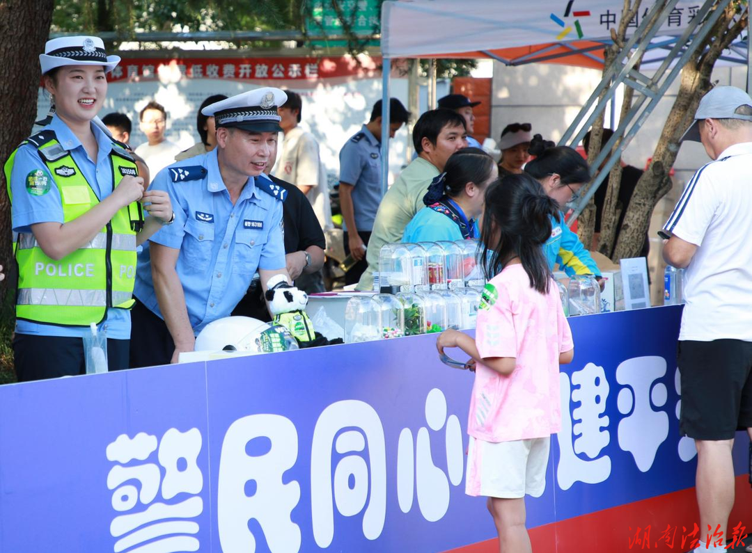 绿茵再开战 交警来护航！湘超主场第二场精彩上演