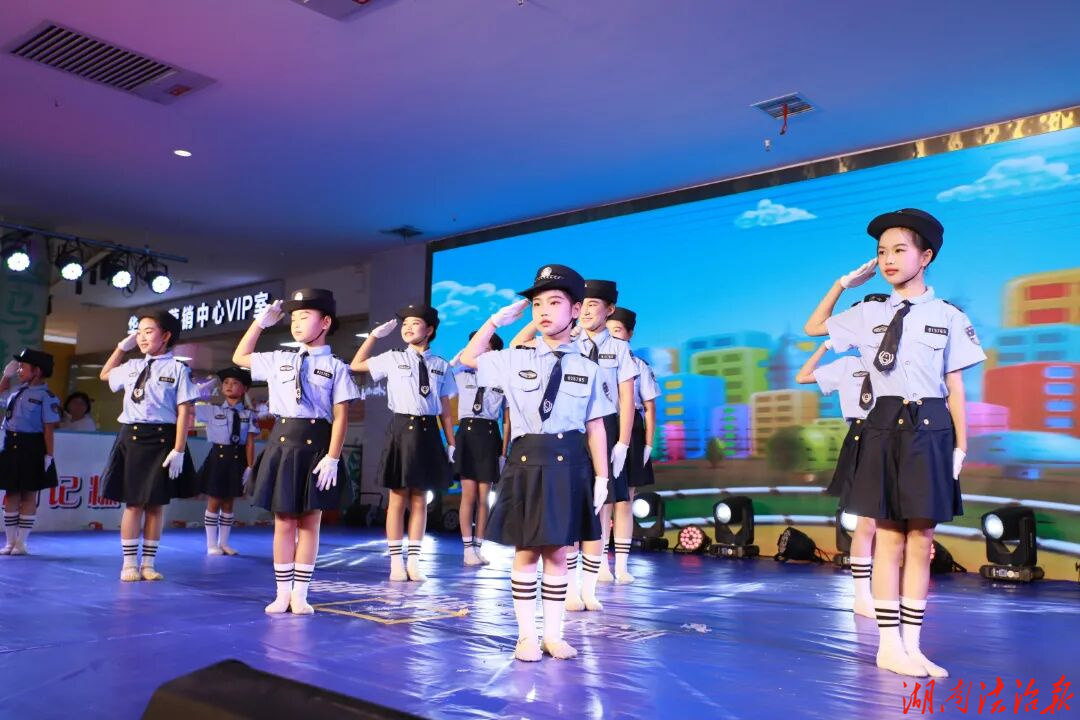 警宝化身“安全宣讲员” 慈利公安暑期安全公益展演“警”彩纷呈
