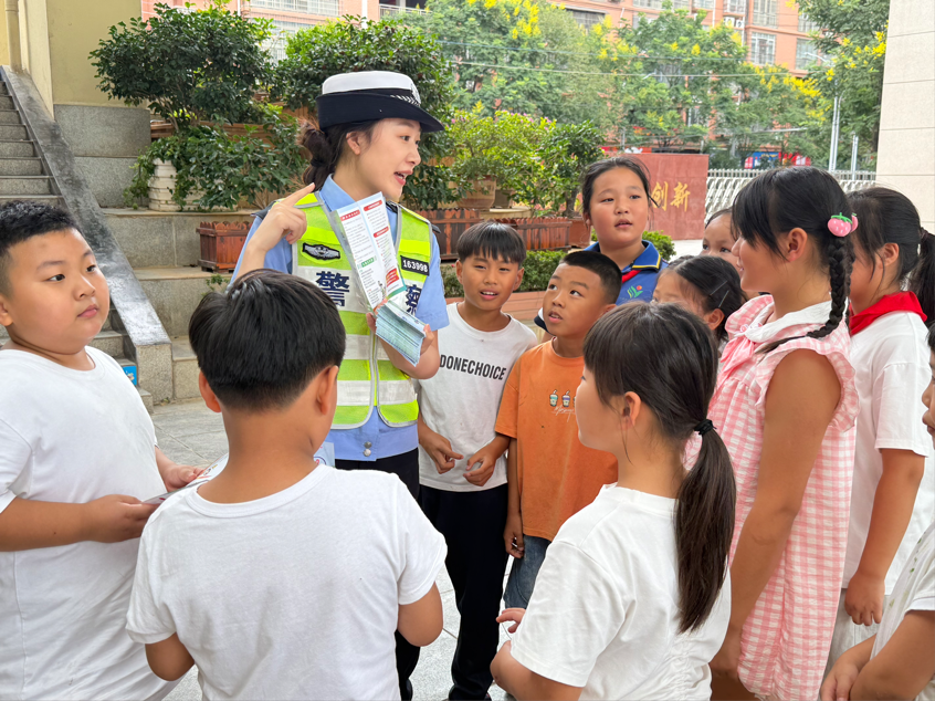 开学护航“双线发力”：站好护学岗，讲好安全课