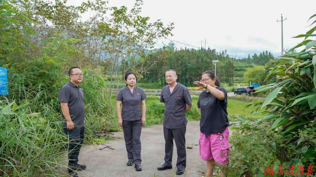 永定区法院党组书记吴远春一行到天门山镇开展乡村振兴工作