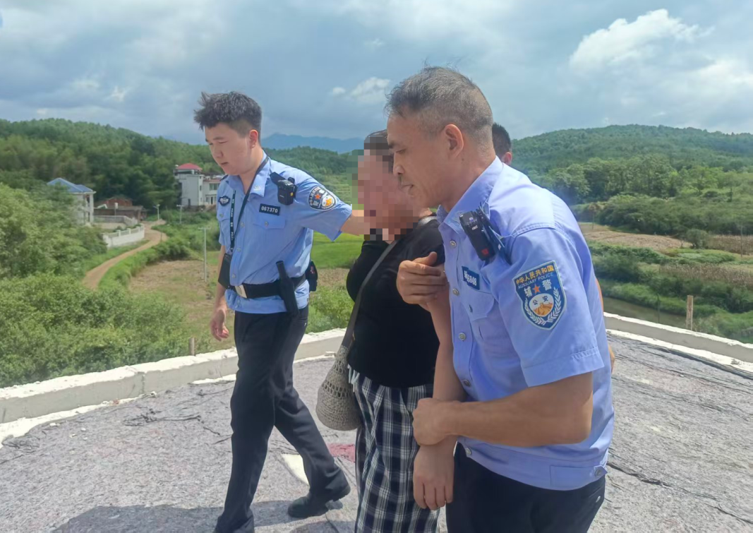 危急！女子欲跳楼轻生，民警暖心劝导