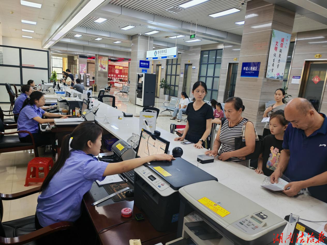 【强治理 护民安 促发展】开学办证迎高峰！花垣公安暖心护航学子逐梦出行