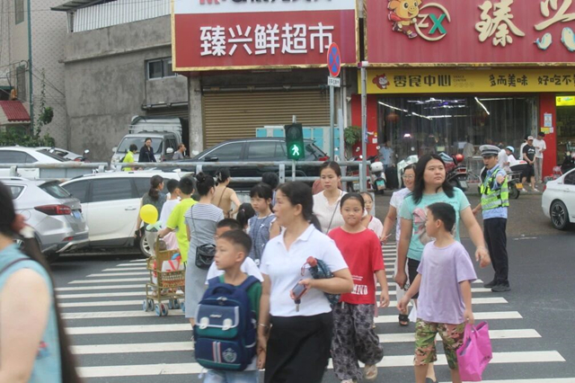 道县：交警站好“护学岗”  护航“开学季”