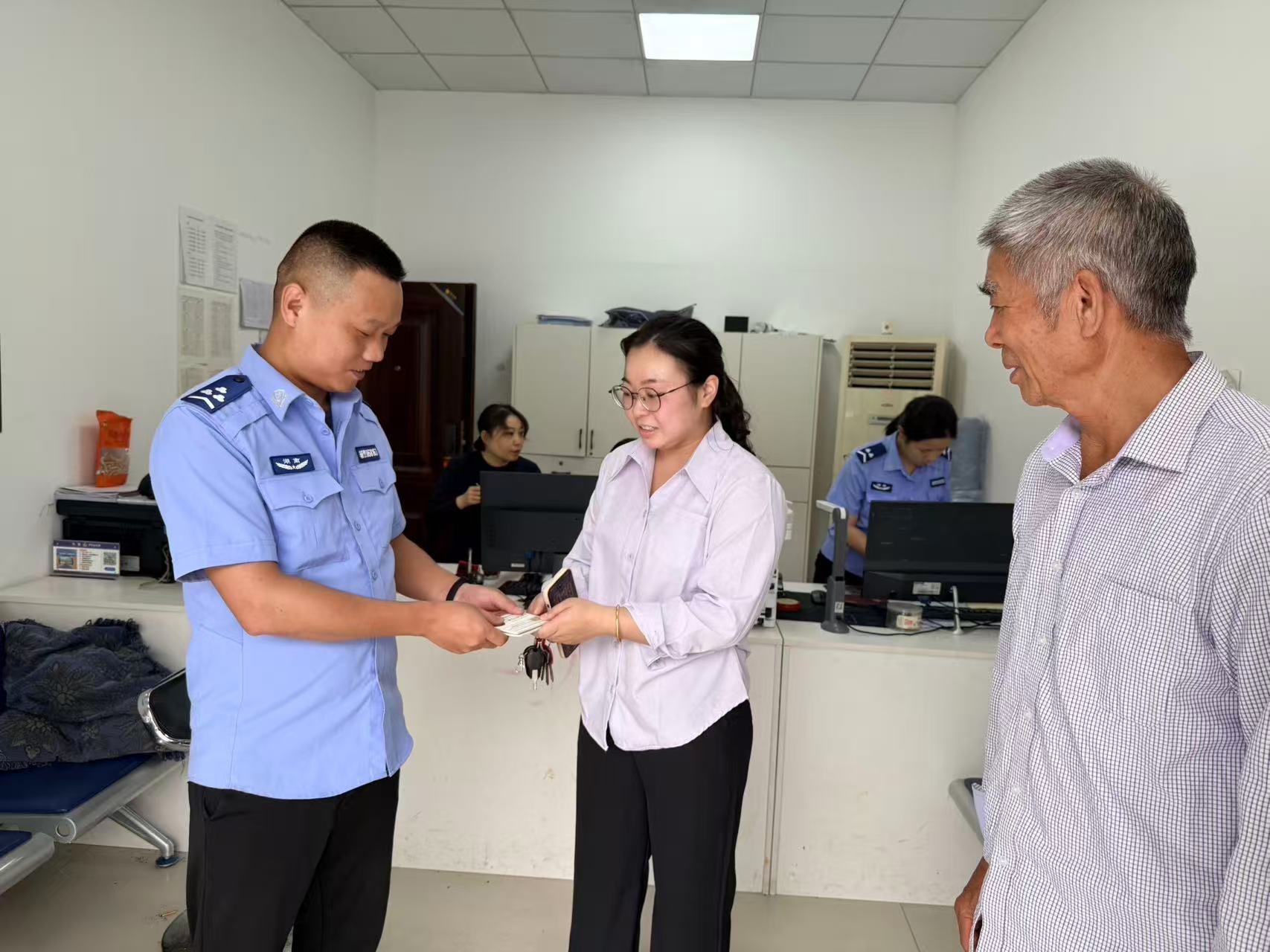 暖心！邵阳县老人拾证主动上交 警民接力寻回失主暖人心