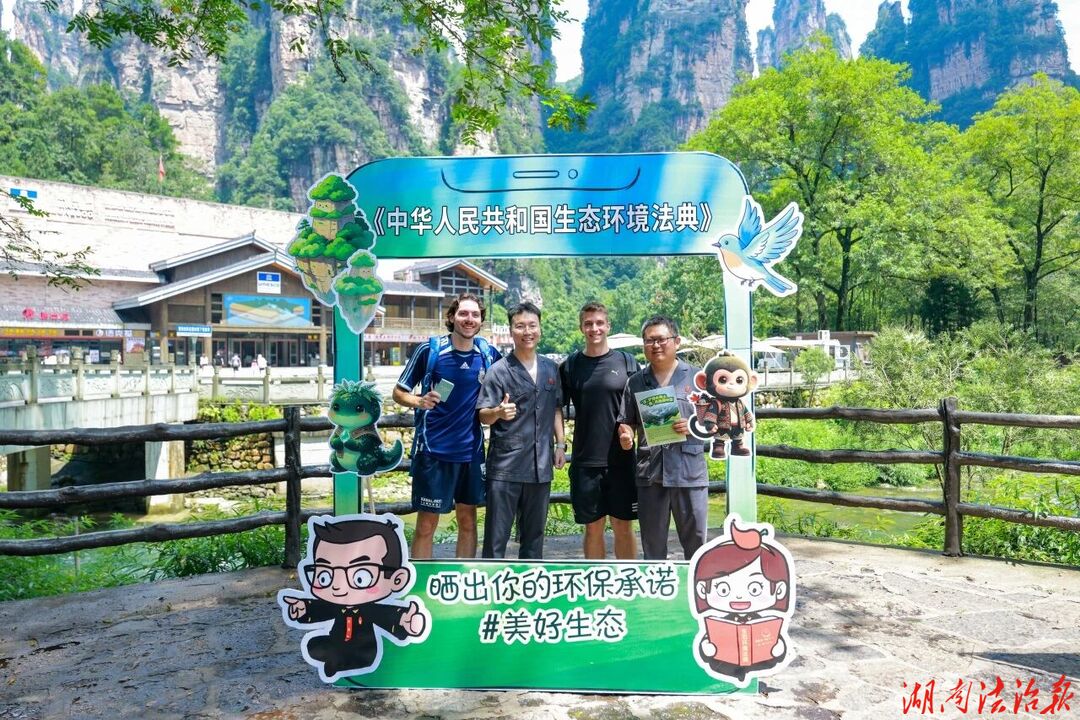 双语普法“国际张” 非遗唱响“绿山乡”