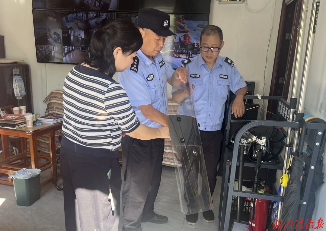 开学季，“校服”与“警服”相遇