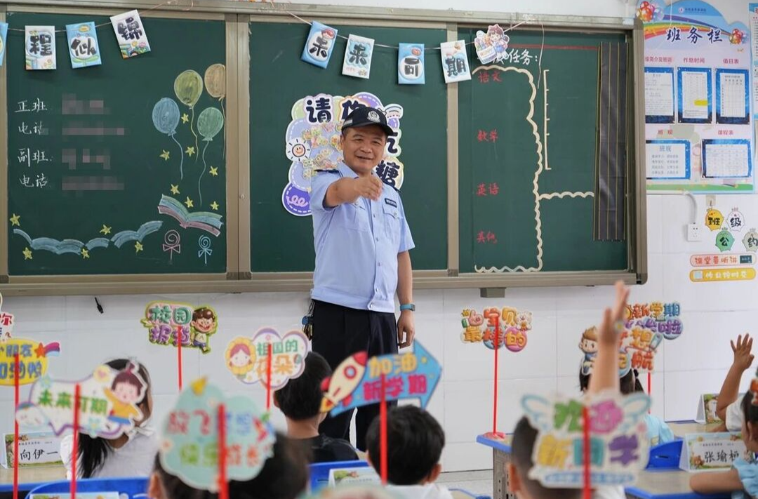 金秋启新程 藏蓝护学途——张家界公安开启护学模式