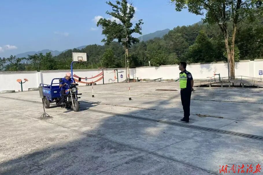 送考下乡惠民生 安全宣讲入乡村｜桑植公安把驾考服务送到群众“家门口”