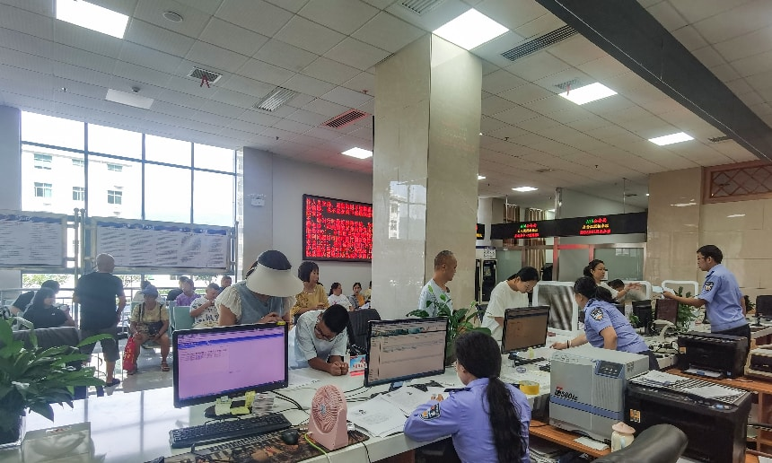 暖心服务不打烊！保靖公安积极应对万人换证高峰
