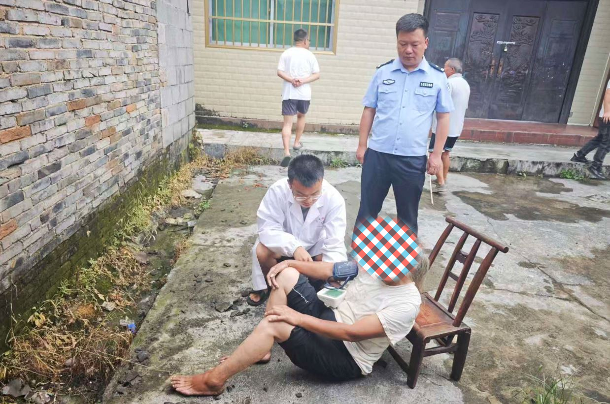 【强治理 护民安】独居老人捡瓦不慎摔伤 民警火速救援守护平安
