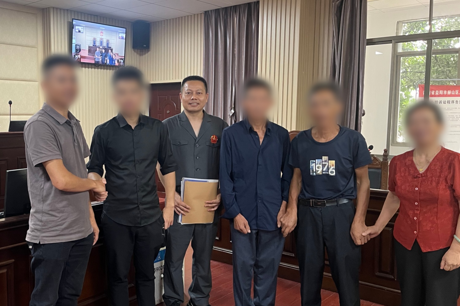 邻里通道引争议，法官调解化纠纷