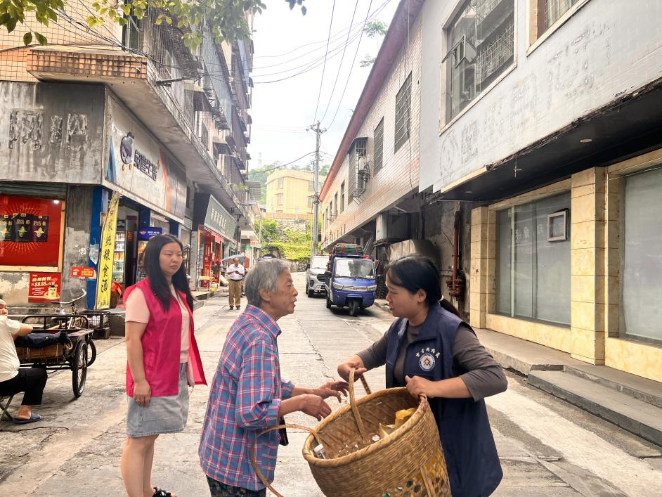 暖心救助迷路老人 网格服务温暖民心