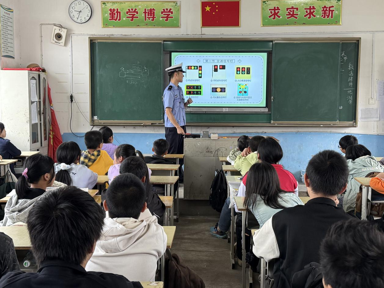 邵东交警：交通安全“开学第一课”进校园 守护平安上学路