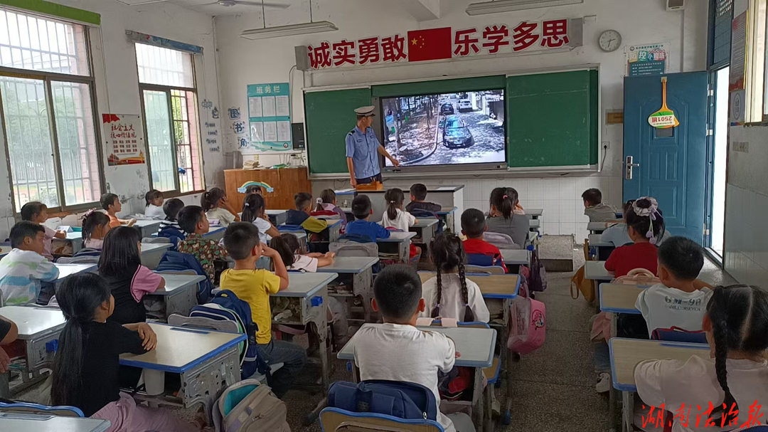 多方联动践初心 校地协力助学安 ——长沙县司法局安沙司法所联动开展“开学第一课”普法宣讲活动