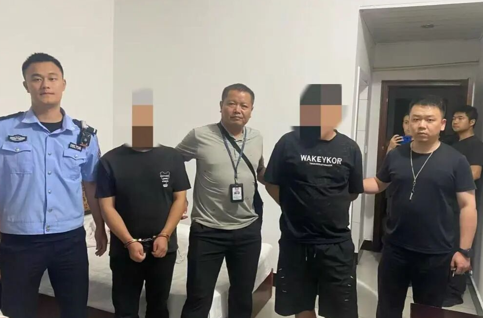 莫伸手！乱贴 “涉黄贴纸”，扰乱公共秩序终将被追责