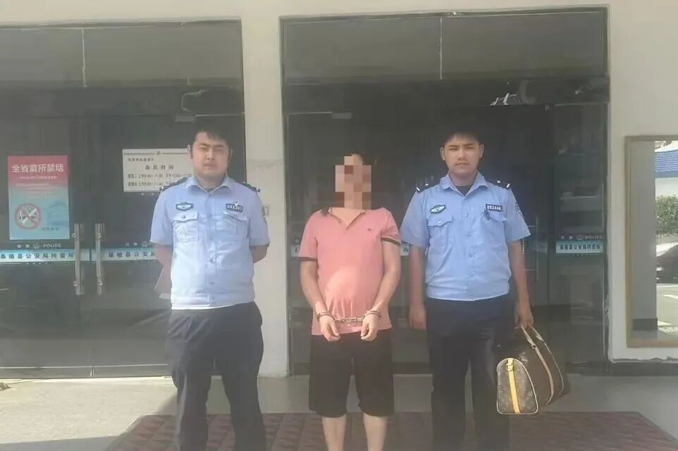 露头就打｜整治不停歇，又一名张贴涉黄“小贴纸”人员被拘