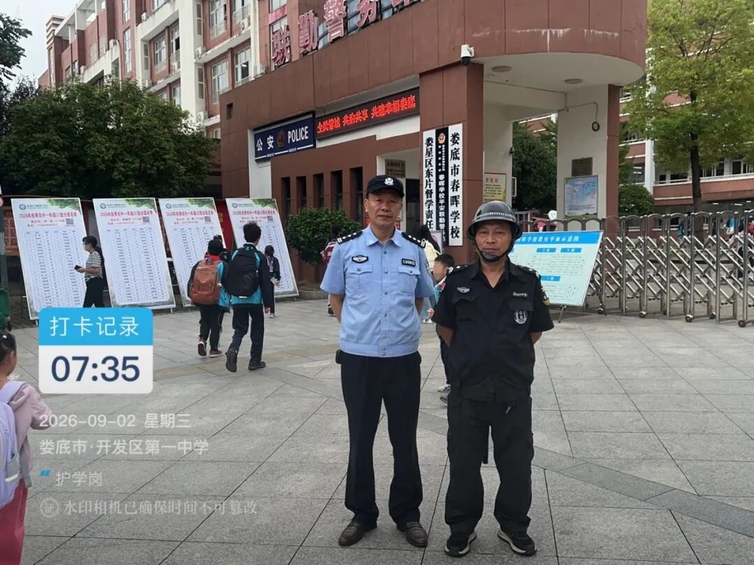 校门口的老樟树下，民警又准时来了
