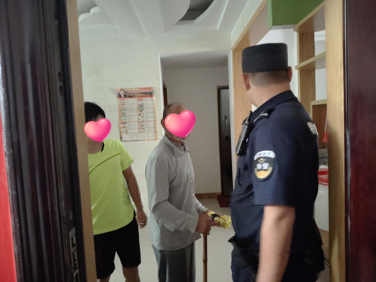 八旬老人街头迷路，泸溪民警暖心护送