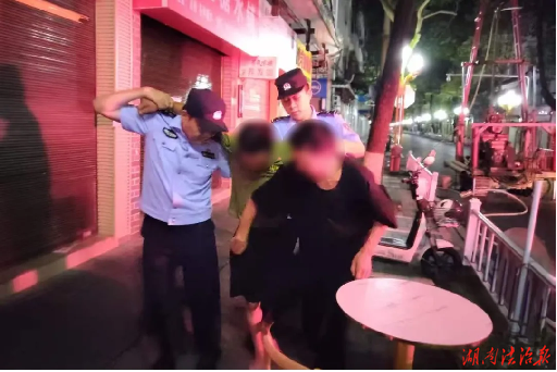 男子醉倒街头，通道公安及时救助！
