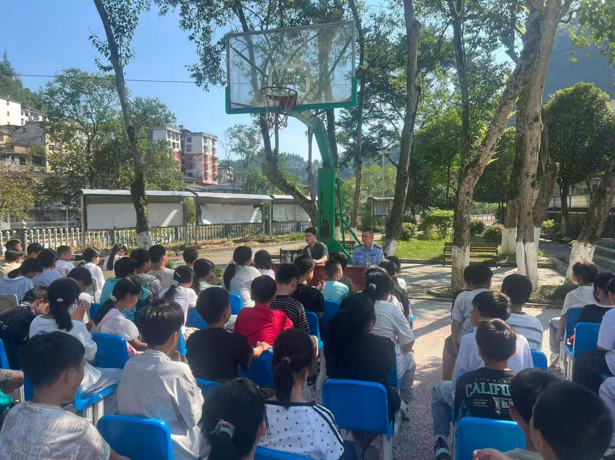 【强治理 护民安】龙山县公安局红岩溪派出所联合红岩法庭开展教育宣传活动