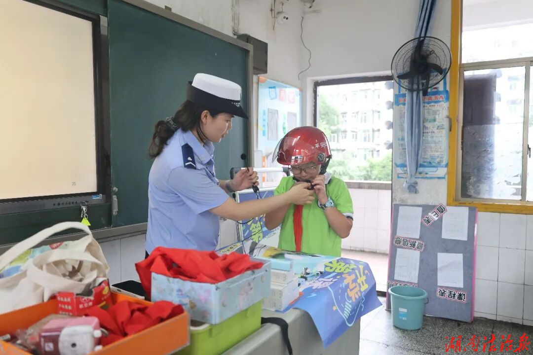 涟源交警进校园开展交通安全主题宣讲活动