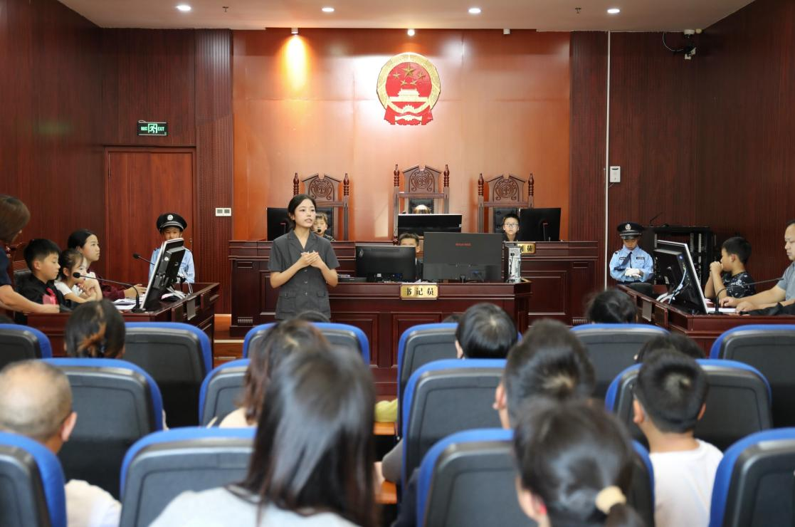 走进真法庭，亲子共成长——凤凰法院：以法育德润家风，沉浸式体验反欺凌庭审