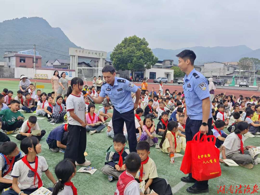 开学法治第一课 护航青春助成长——龙山县茨岩塘镇开展2026年秋季法治宣传进校园活动