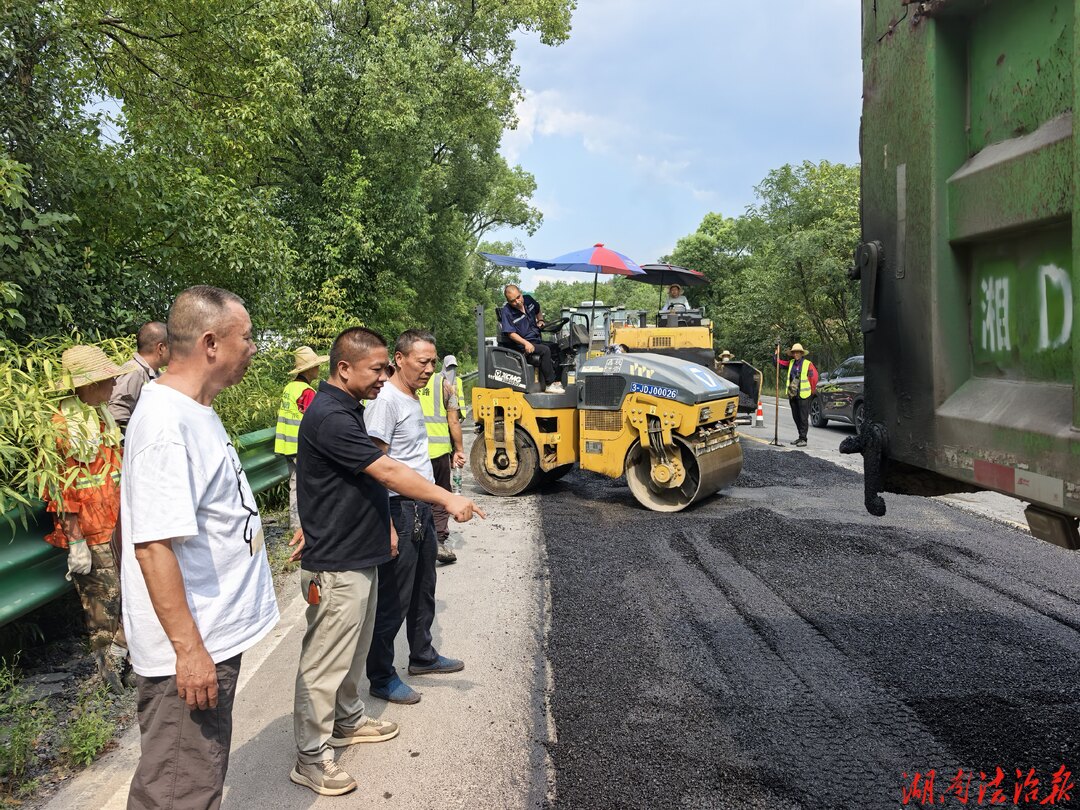 快速处置保畅通 祁东县公路建设养护中心抢修G322国道路面病害