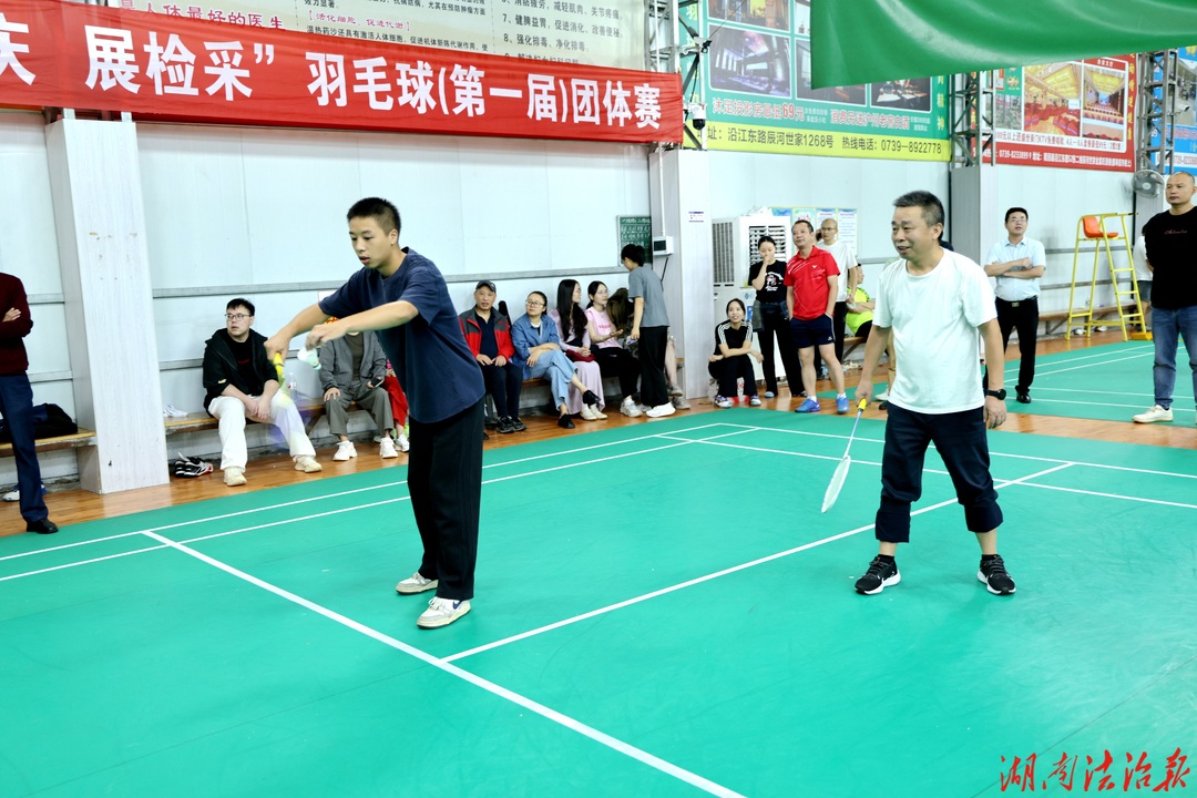 隆回县人民检察院“迎国庆·展检采”羽毛球赛火热开打，这群检察官太拼了！