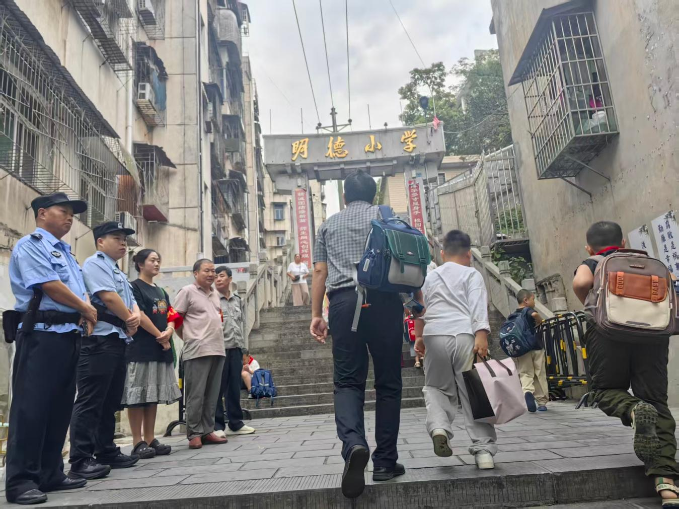 护学岗上的“警”色，是每天风雨无阻的约定