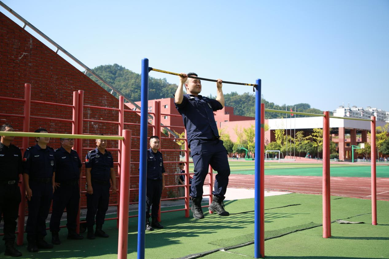 开学练兵强本领 筑牢校园安全墙——巡特警大队开展实战训练活动