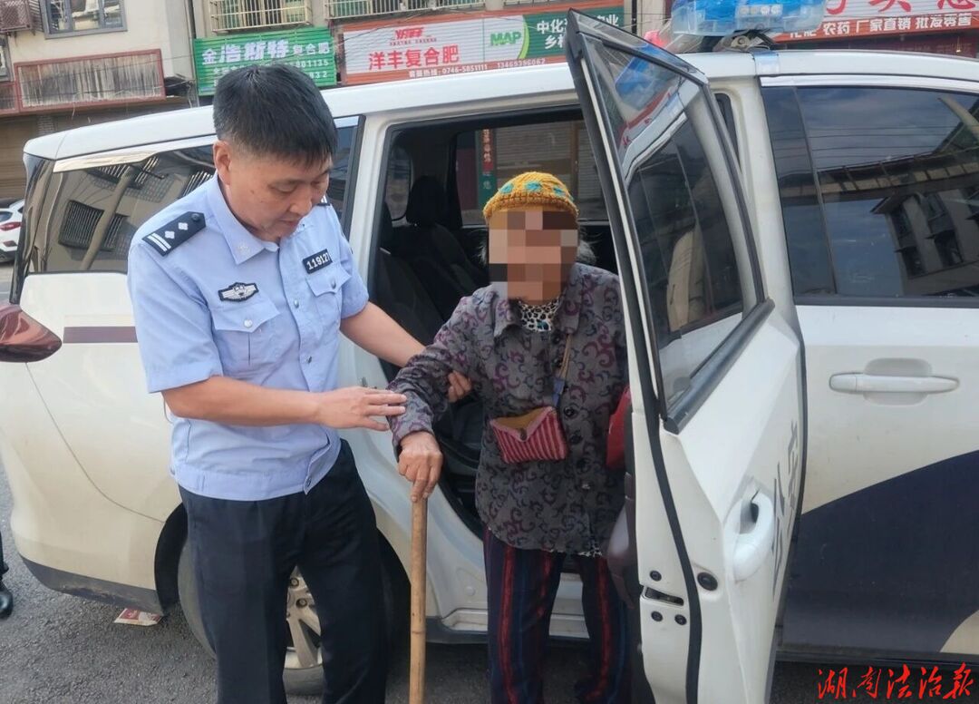 路边一个招手，警车立即停下……江永公安这波操作暖了九旬老人的心