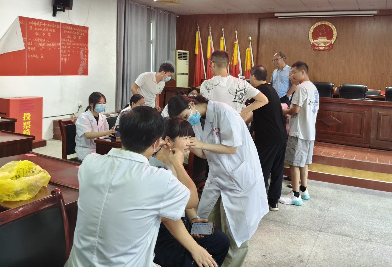 道县四马桥镇卫生院：走进政府机关开展中医适宜技术体验活动