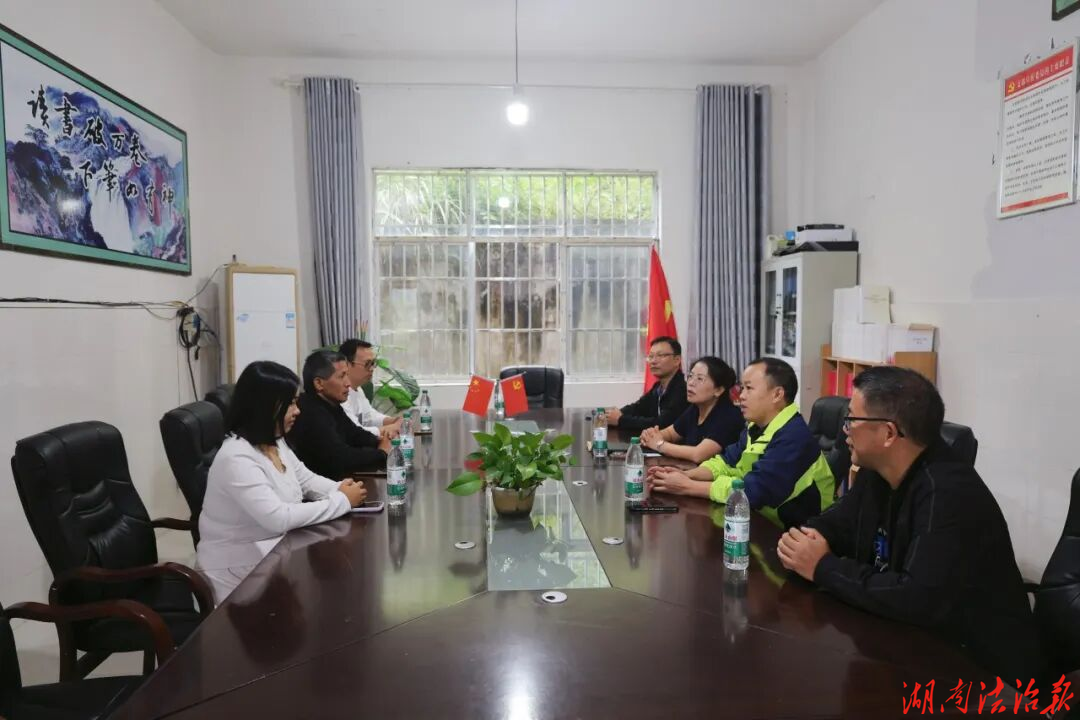 中方县法院到龙场小学开展教师节走访慰问活动
