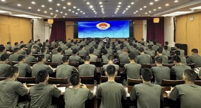 为准新兵讲授入伍“法治第一课”