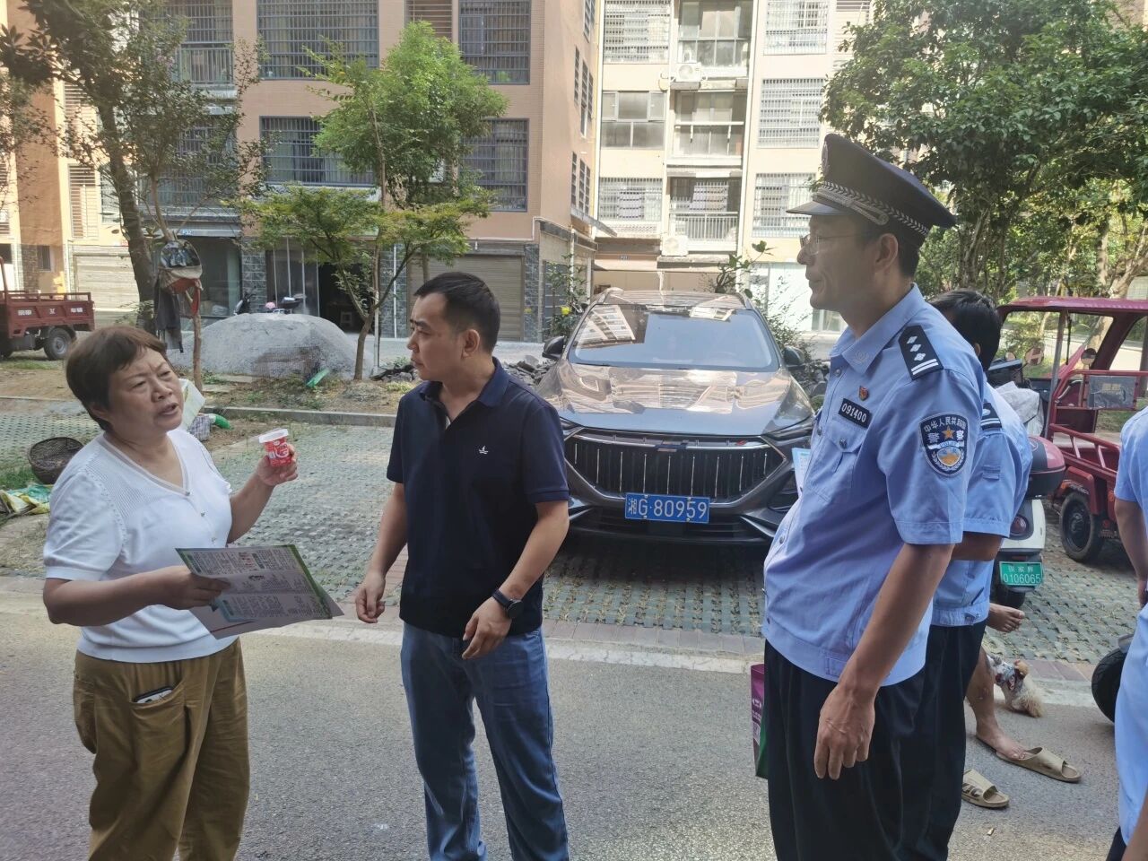 综合治理进小区 文明养犬宣传整治促平安