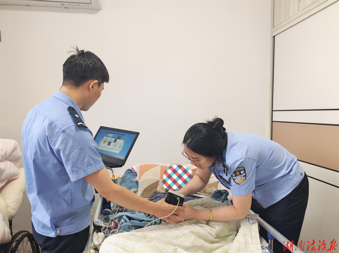 【强治理 护民安】上门办证暖民心 龙山公安服务零距离