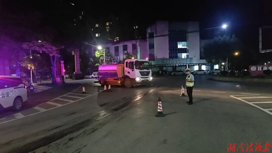 惊险！皮卡一路“漏油”撂倒多名骑手，江永公安连夜“撒灰”除险