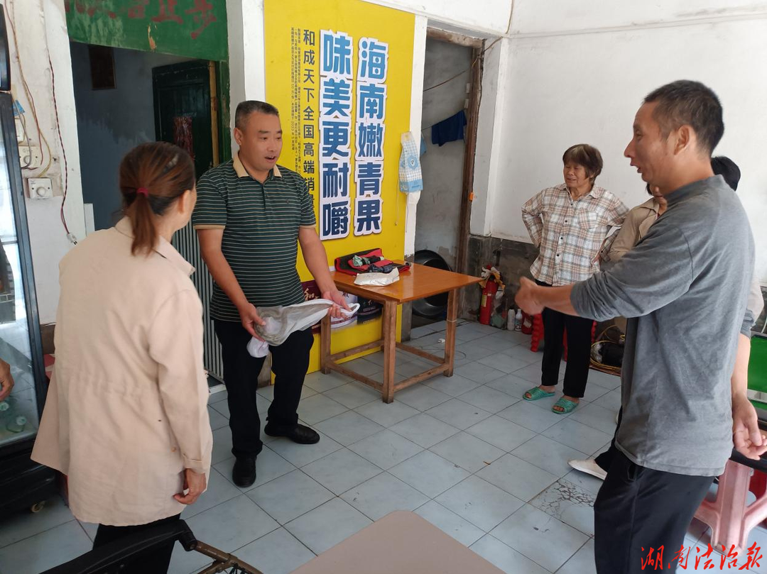 蛇闯民宅扰民心 辅警暖心抓捕放生护平安
