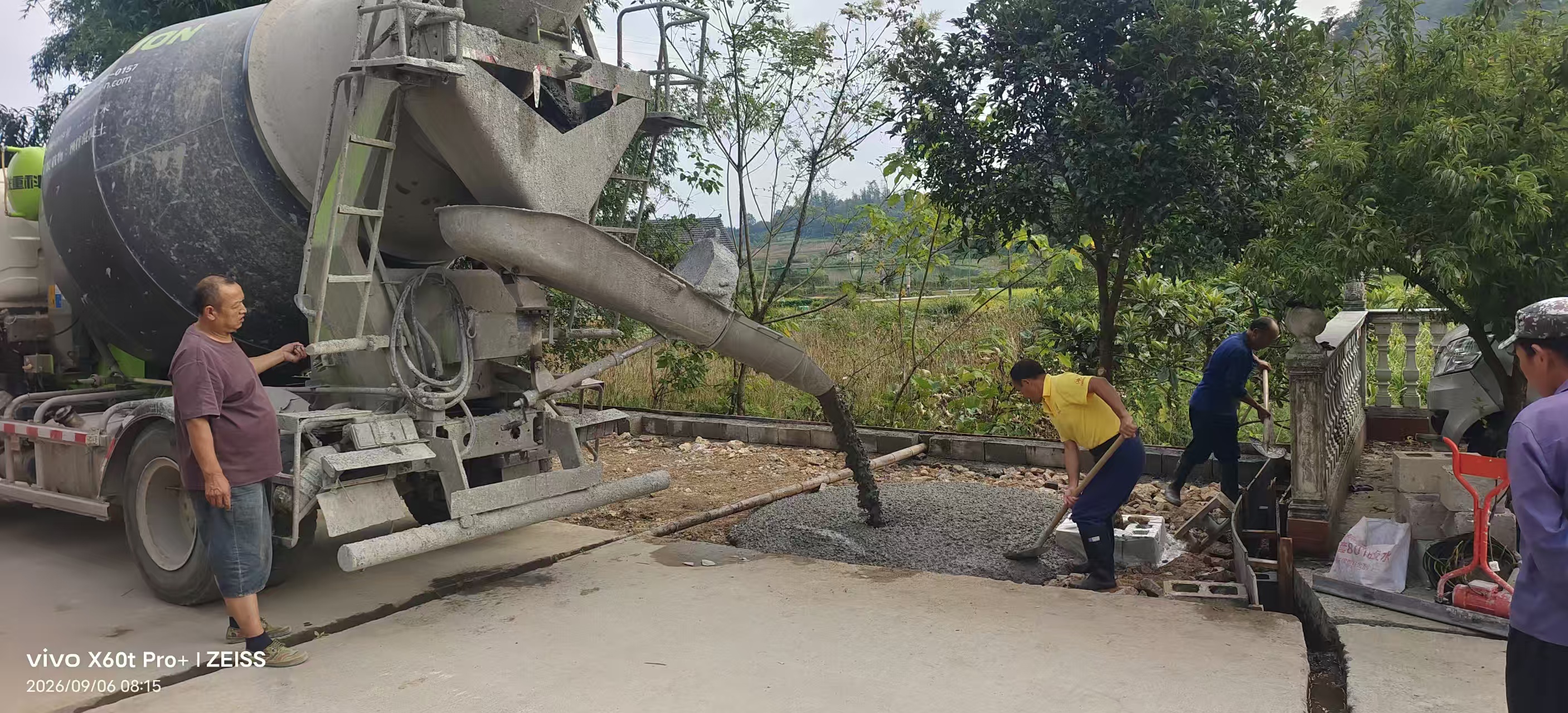 花垣依溪村：修筑护坎除隐患 通畅道路暖民心