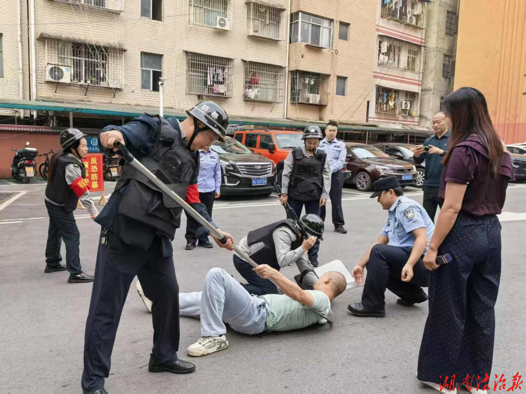 永顺县公安局城中派出所开展校园反恐防暴演练活动