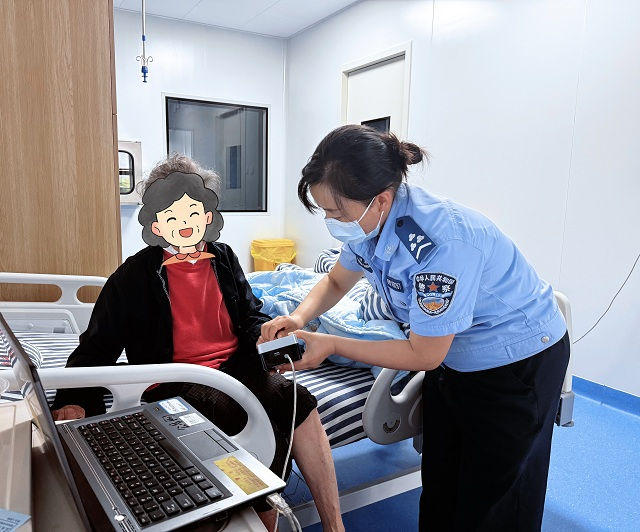 病床前的暖心警务！永顺民警上门为八旬老人办证