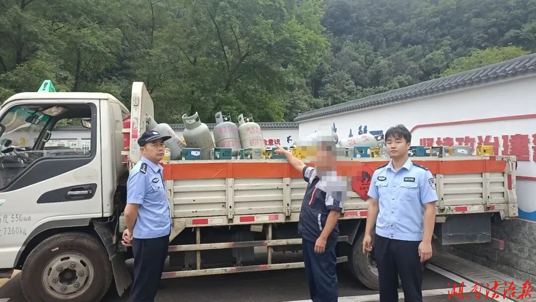 超载+裸装+无资质，慈利公安连查两起非法运输液化气罐案
