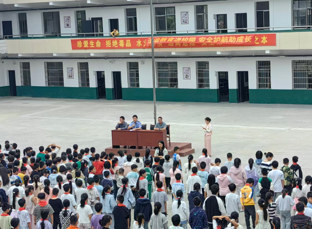 涟源公安三甲派出所走进校园开展秋季法治安全教育
