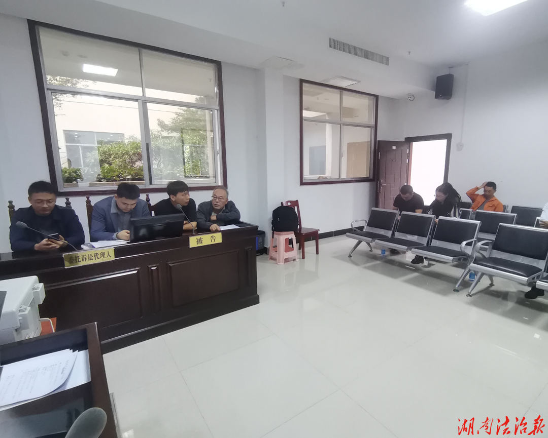 龙山县组织机关干部旁听行政案件庭审 助推法治政府建设